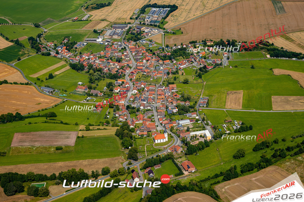 Das Luftbild zeigt : Hellingen Heldburg - Die Luftaufnahme wurde 2024 vom UL-Flugzeug aus erstellt ( keine Drohne ) - Hochauflösende Luftaufnahme - Für grossformatige Ausdrucke geeignet. Die Geschenkidee !Mit Lizenz und Bildrechte bestellbar