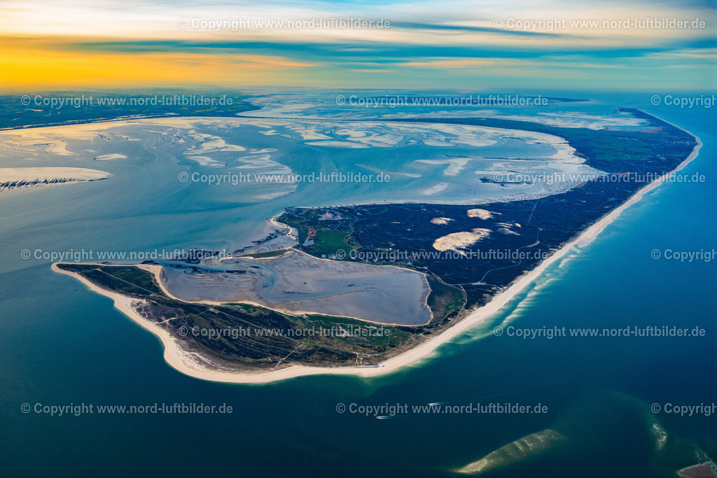 Sylt_List_Sonnenaufgang_ELS_3815010523 | LIST 01.05.2023 Küstenbereich " Nordsee Insel Sylt " - in List im Sonnenaufgang im Bundesland Schleswig-Holstein, Deutschland. // Coastal area "North Sea Island of Sylt" - in List at sunrise in the state of Schleswig-Holstein, Germany. Foto: Martin Elsen