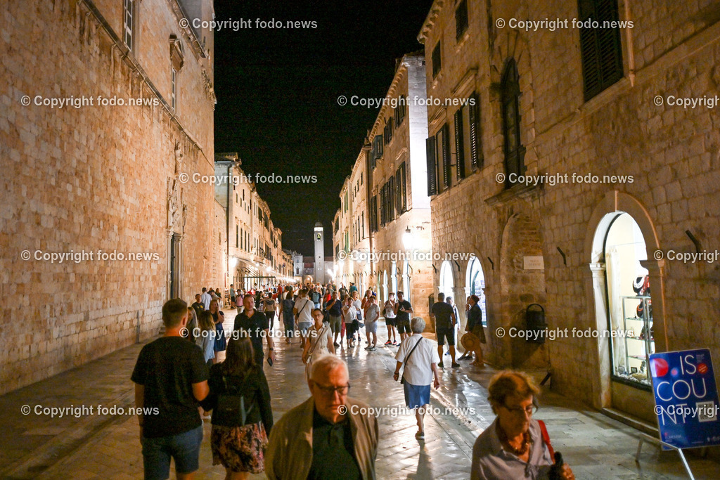 Kroatien_ Dubrovnik_ 10.10.2023-17 | 10.10.2023, Kroatien, HRV, Dubrovnik im Bild Dubrovnik bei Nacht, Gastronomie Tourismus, Sehenswuerdigkeiten



eine Stadt im suedlichen Kroatien an der Adriakueste in der Gespannschaft Dubrovnik-Nereveta. Die Altstadt wurde im Jahr 1979 von der UNESCO in die Liste des Weltkulturerbes aufgenommen.