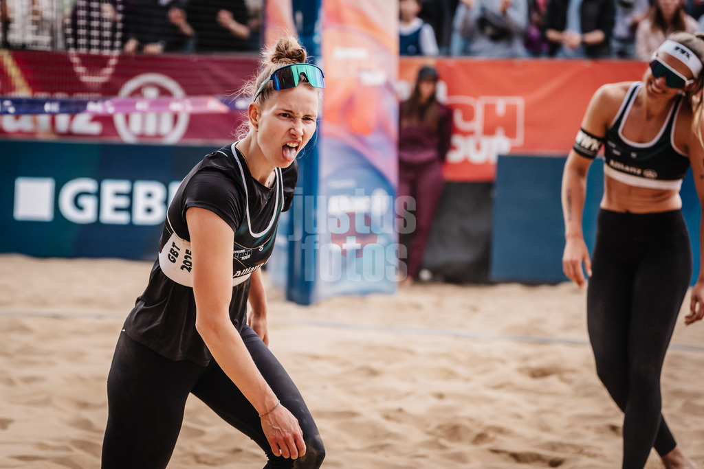 Beachvolleyball | Frauen | Allianz German Beach Tour 2025 | Tourstop Düsseldorf | 18.05.2025 | Tabea Schwarz streckt die Zunge raus