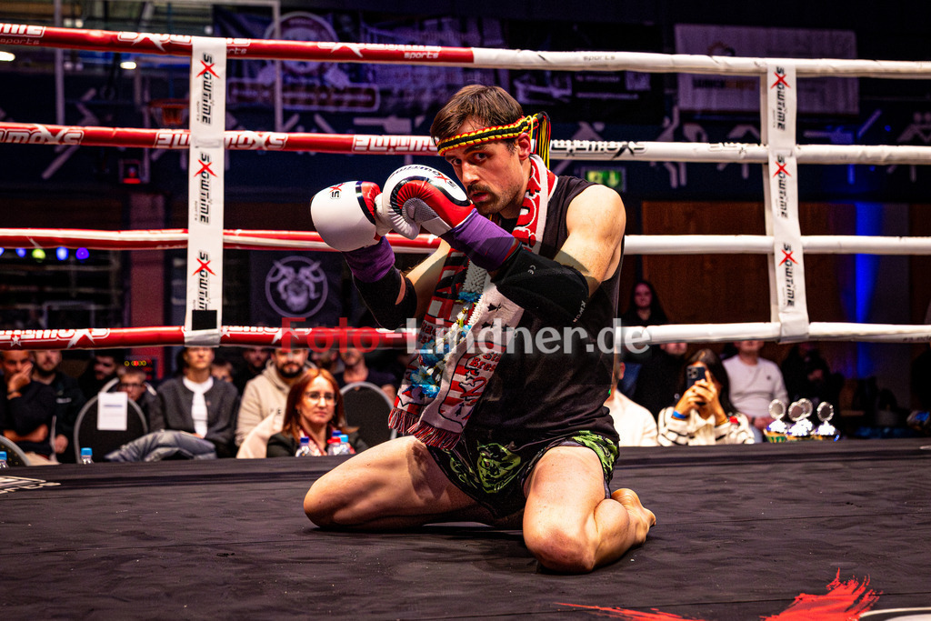 Arnold Markovic(White Tiger) blau gegen Benjamin Radult 34j (SCS Mun) rot | MFA Fight Night MT bis 67kg Kampf 11, Arnold Markovic(White Tiger) blau gegen Benjamin Radult 34j (SCS Mun) rot, 20251108,,2025-11-08 in Penzberg (Wellenberghalle Penzberg), Copyright: WolfgangxLindner www.foto-lindner.de