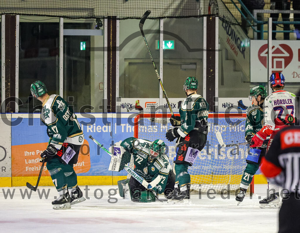 2025-11-16_126_TSV_Erding_gegen_Selber_Woelfe | Erding, Deutschland, 16.11.2025:Eishockey, Oberliga Süd 2025 / 2026, 17. Spieltag, TSV Erding gegen Selber Wölfe, Endergebnis: 3:1Elia Ostwald (Erding Gladiators, #17), Torwart David Zabolotny (Erding Gladiators, #72), Jesse Kauhanen (Erding Gladiators, #4), Erik Modlmayr (Erding Gladiators, #21), Jonas Hördler (Selber Wölfe, #77)Foto: Christian Riedel / fotografie-riedel.net