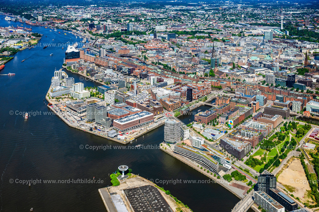 Hamburg_Chicargokai_Magdeburger_Hafen_Hafencity_ELS_0529200625 | HAMBURG 20.06.2025 Gebäudekomplexedes am Überseequartier am Chicagokai - Osakaallee im Bereich des ehemaligen Grasbrooks im Ortsteil Hafencity in Hamburg, Deutschland. Weiterführende Informationen bei: CHRISTIAN DE PORTZAMPARC,  Depenbrock Bau GmbH & Co. KG,  F + Z Baugesellschaft, Zweigniederlassung der Hecker Bau GmbH & Co. KG,  Stump-Franki Spezialtiefbau GmbH,  Unibail-Rodamco Germany GmbH,  Unibail-Rodamco ÜSQ Süd Quartiersmanagement GmbH. // Building complex at the Ueberseequartier on Chicagokai - Osakaallee in the area of the former Grasbrook in the Hafencity district of Hamburg, Germany. Further information at: CHRISTIAN DE PORTZAMPARC,  Depenbrock Bau GmbH & Co. KG,  F + Z Baugesellschaft, Zweigniederlassung der Hecker Bau GmbH & Co. KG,  Stump-Franki Spezialtiefbau GmbH,  Unibail-Rodamco Germany GmbH,  Unibail-Rodamco UeSQ Sued Quartiersmanagement GmbH. Foto: Martin Elsen