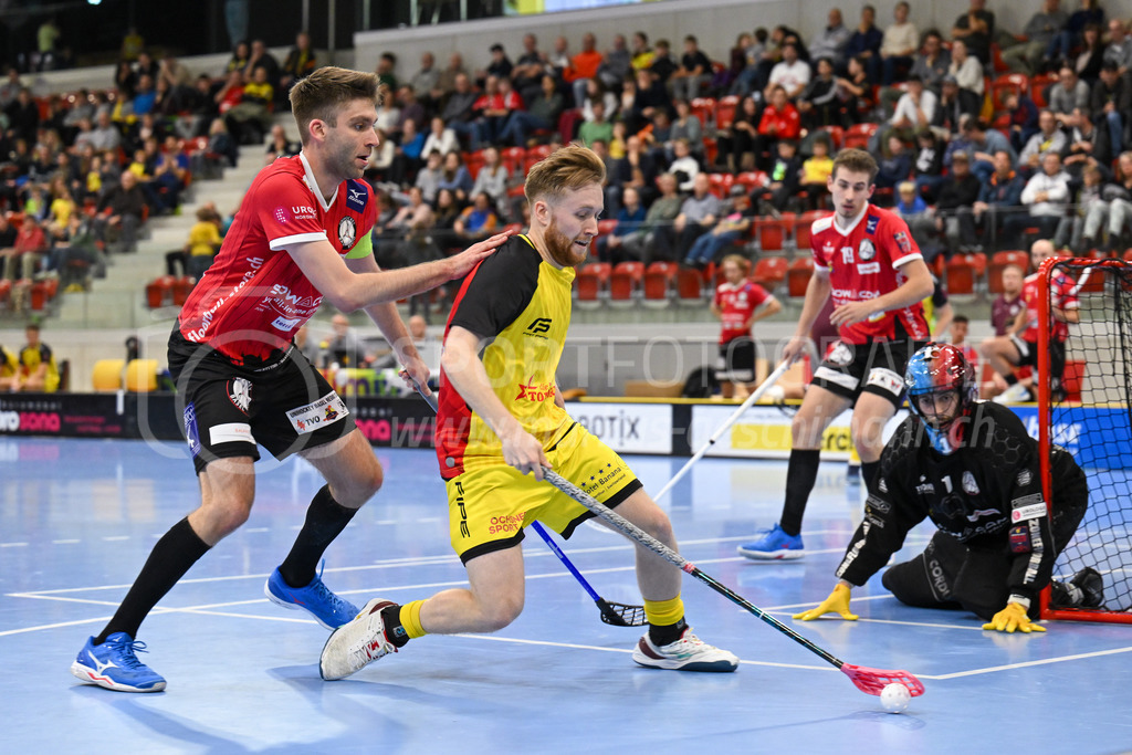 HC Rychenberg vs Basel Regio - 19. November 2022 | HC Rychenberg vs Basel Regio
AXA Arena, Winterthur
Noah Püntener (#19 HC Rychenberg) gegen Dennis Kramer (#8 Unihockey Basel Regio).
Bild: Sportfotografie Markus Aeschimann | www.markus-aeschimann.ch - Realisiert mit Pictrs.com