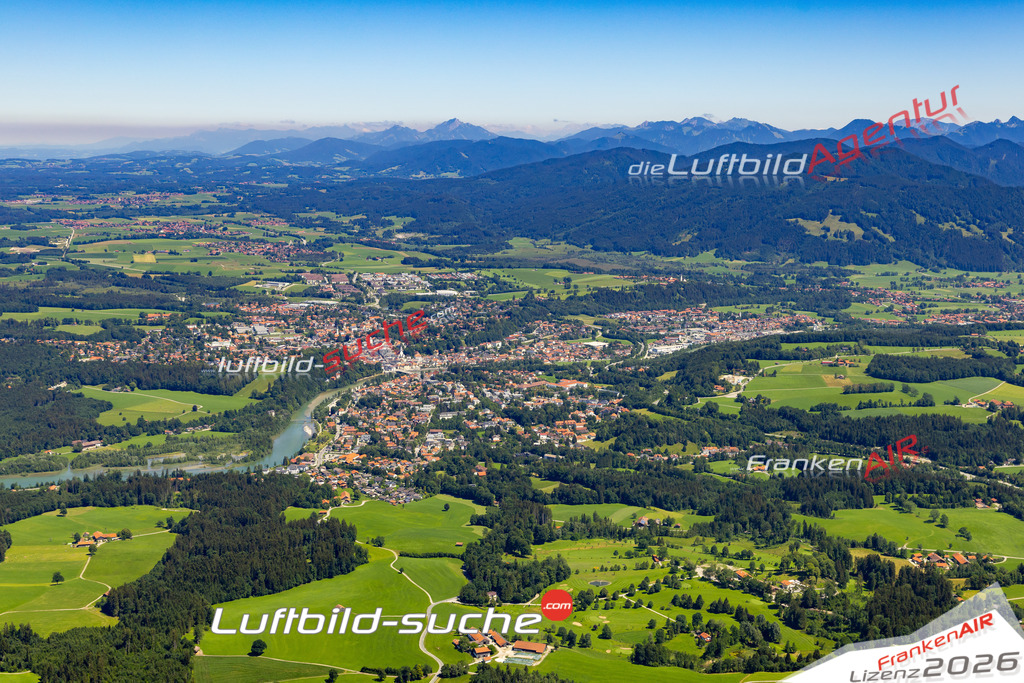 Das Luftbild der Stadt Bad Tölz wurde 2022 vom Flugzeug heraus erstellt (keine Drohnen-Aufnahmen) Aufnahmehöhe ca.450 Meter- hohe Bildauflösung und Druck-Qualität. Garantiert!