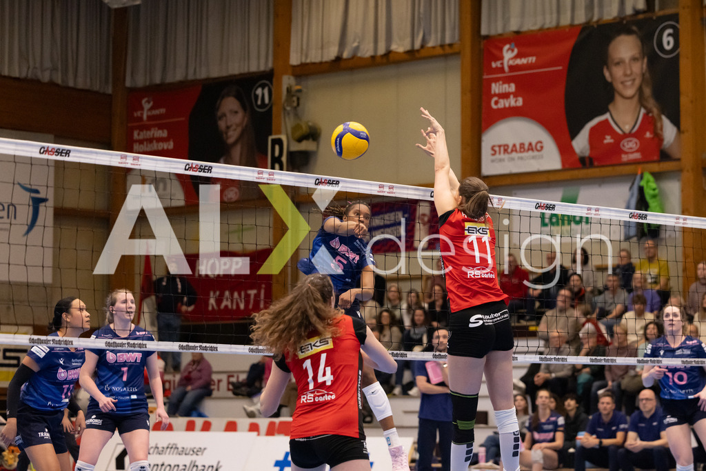 Volleyball I Frauen I Saison 2025-2026 I Volleyball NLA | Women I 1/2 Finals I  VC Kanti Schaffhausen - Sm'Aesch Pfeffingen I 18.03.2026 | 5 Brianna Green (USA) (Sm'Aesch Pfeffingen) – Mittelblock  //  11 Kateřina Holásková (CZ) (VC Kanti Schaffhausen) – Mitte - Realisiert mit Pictrs.com
