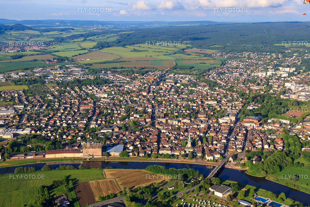 Stadtansicht am Ufer der Weser | Luftbild: Stadtansicht am Ufer der Weser in Holzminden im Bundesland Niedersachsen in Deutschland. Foto: IMG_64968.jpg vom 23.05.2014 durch Werner Riehm/FLY-FOTO.de - Realisiert mit Pictrs.com