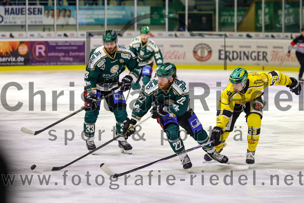 2025-12-19_078_TSV_Erding_gegen_Toelzer_Loewen | Erding, Deutschland, 19.12.2025:Eishockey, Oberliga Süd 2025 / 2026, 27. Spieltag, TSV Erding gegen Tölzer Löwen, Endergebnis: 2:5Marc Schmidpeter (Erding Gladiators, #33), Grady Hobbs (Erding Gladiators, #22), Michael Schuster (Tölzer Löwen, #25)Foto: Christian Riedel / fotografie-riedel.net