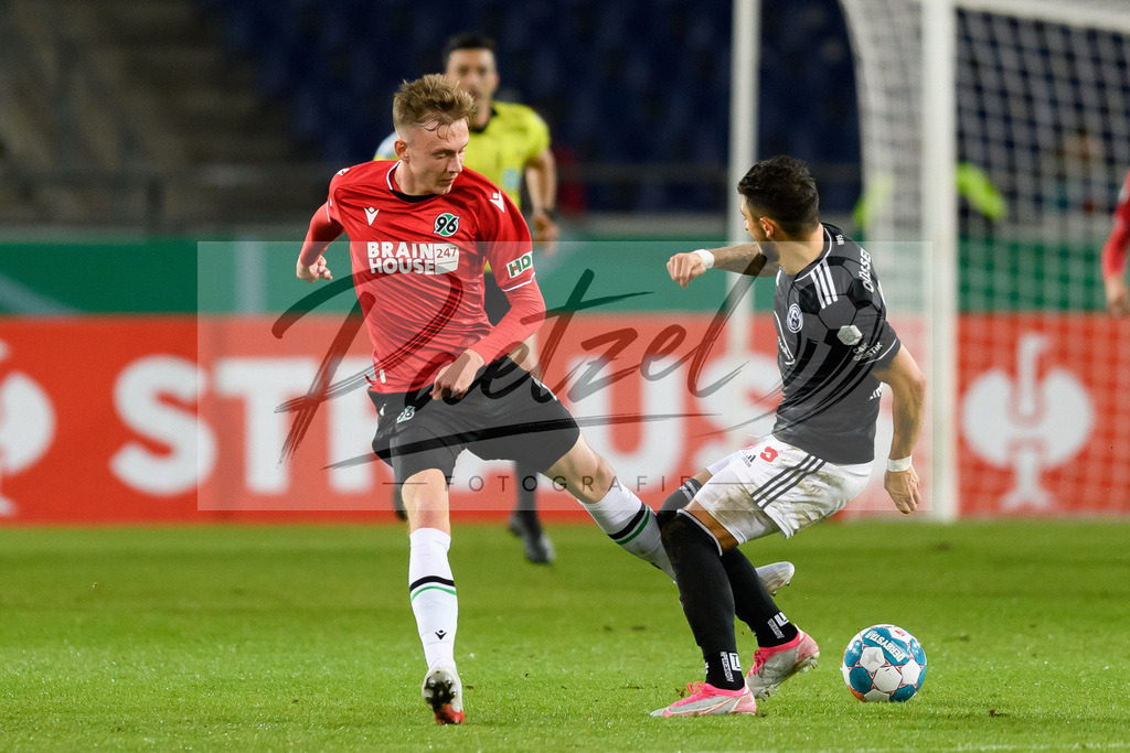 H96DUS20211027_017 | Fussball, Herren: Maximilian Beier (Hannover 96) und Matthias Zimmermann (Fortuna Duesseldorf) im Zweikampf bei dem Spiel der 2. Runde im DFB-Pokal zwischen Hannover 96 und Fortuna Duesseldorf in der HDI-Arena am 27.10.2021 in Hannover, Deutschland.DFB / DFL REGULATIONS PROHIBIT ANY USE OF PHOTOGRAPHS AS IMAGE SEQUENCES AND/OR QUASI-VIDEO. - Realisiert mit Pictrs.com