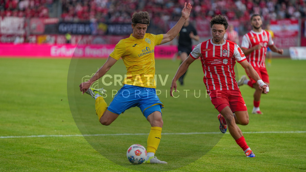 Fußball, Herren, Saison 2025/2026, Regionalliga Nordost, 1. Spieltag, FC Rot-Weiß Erfurt vs. FSV 63 Luckenwalde, Freitag 25.07.2025, Steigerwaldstadion Erfurt, | Fußball, Herren, Saison 2025/2026, Regionalliga Nordost, 1. Spieltag, FC Rot-Weiß Erfurt vs. FSV 63 Luckenwalde, Freitag 25.07.2025, Steigerwaldstadion Erfurt, Im Bild: Phillip König (l. Luckenwalde) und Pablo Santana Soares (r. Erfurt) - Realisiert mit Pictrs.com