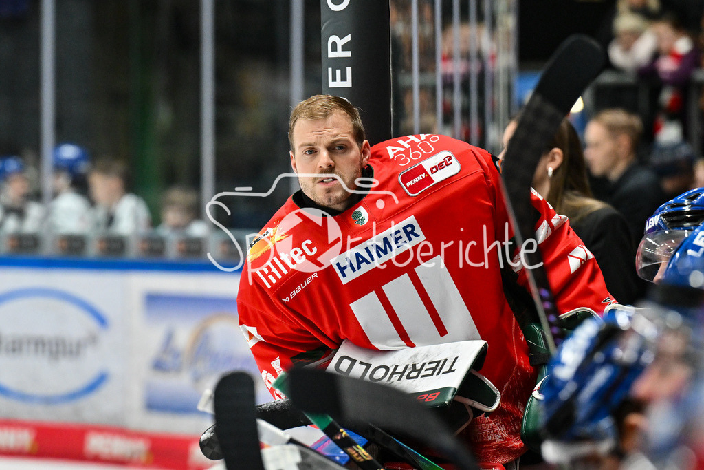 Augsburger Panther - Schwenninger Wild Wings | AUGSBURG, GERMANY - 02. JANUARY: im bild  Michael GARTEIG (Augsburger Panther 34 / Einzelfoto / Freisteller auf der Bank der Panther während dem Match zwischen den Augsburger Panthern und den Schwenninger Wild Wings am 35. Spieltag der Penny DEL im Curt Frenzel Stadion