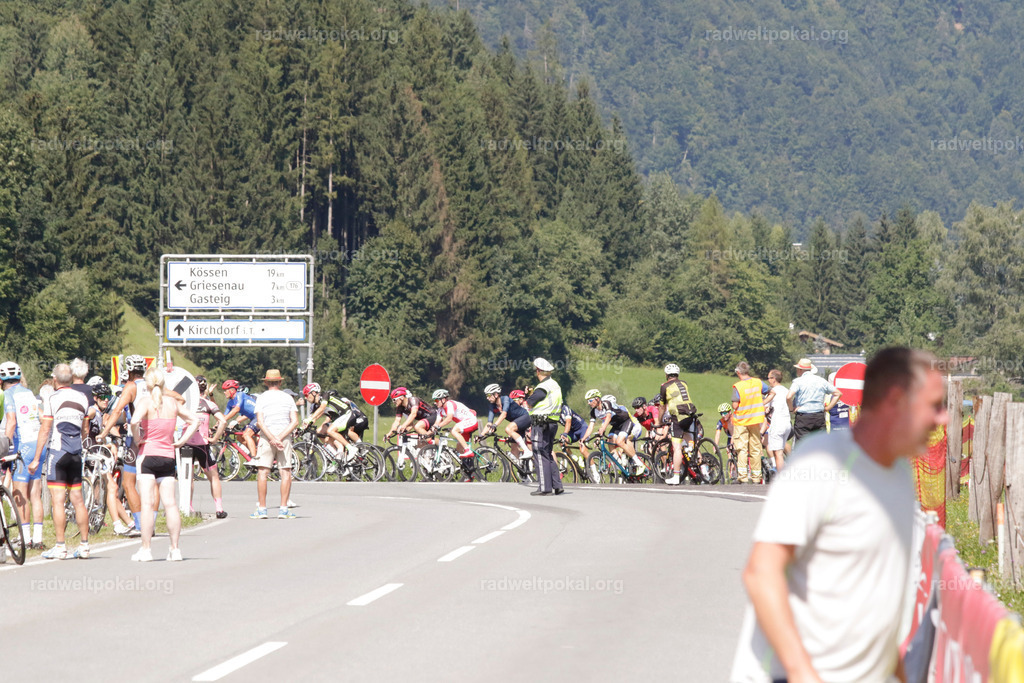 819_20230817_Bewerb_Maenner_Muehlanger | AUT - OESTERREICH, 2023-08-16: SPORT RENNRAD-FAHREN - 55. INTERNATIONALER RADWELTPOKAL IN ST. JOHANN IN TIROL  - Vintage-Radrennen mit WM-Bronze-Medaillen-Siegerin Christina Schweinberger, den Teilnehmer und Alexander Baumann (vom Orginastions-Team) - TAG 2 BEWERB MAENNER IN SECHS GRUPPEN  ; Foto: Roland Muehlanger