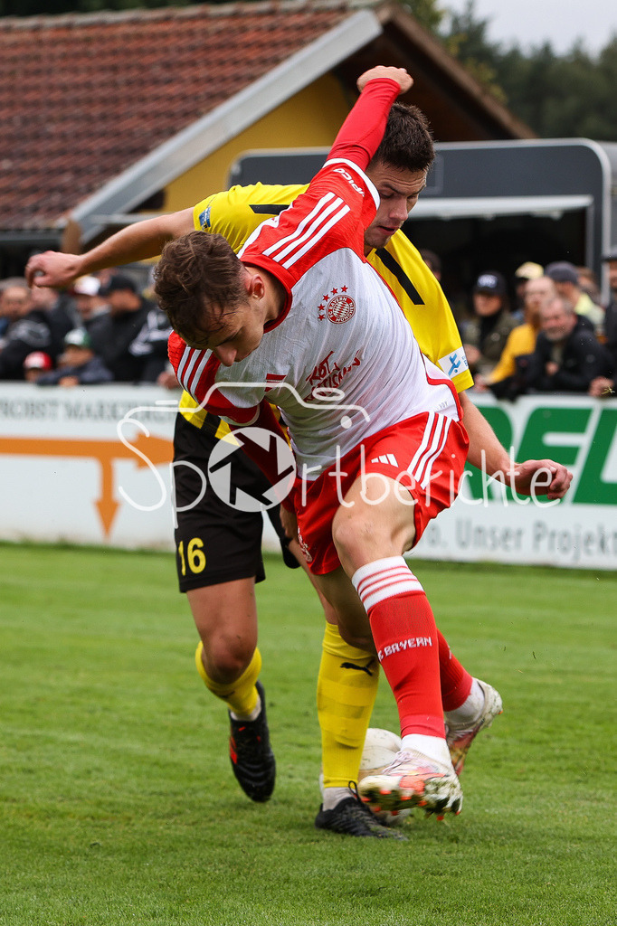 DJK Vilzing - FC Bayern Amateure | Mario KUFNER (DJK #16) im Duell mit Lovro ZVONAREK (FCB #8)