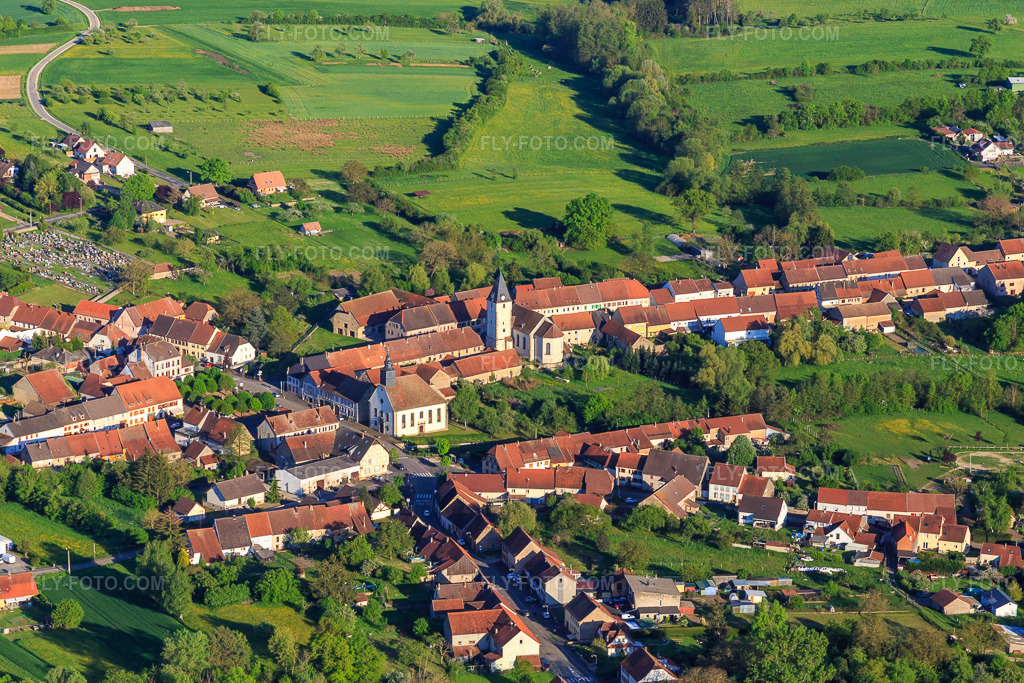 Aerial view: All of Roses in Schopperten in the state Bas-Rhin, France. – Photo: IMG_146131.jpg taken on 05/01/2025 by Werner Riehm/FLY-FOTO.com – Resolution of the original: 5185 x 3457 px