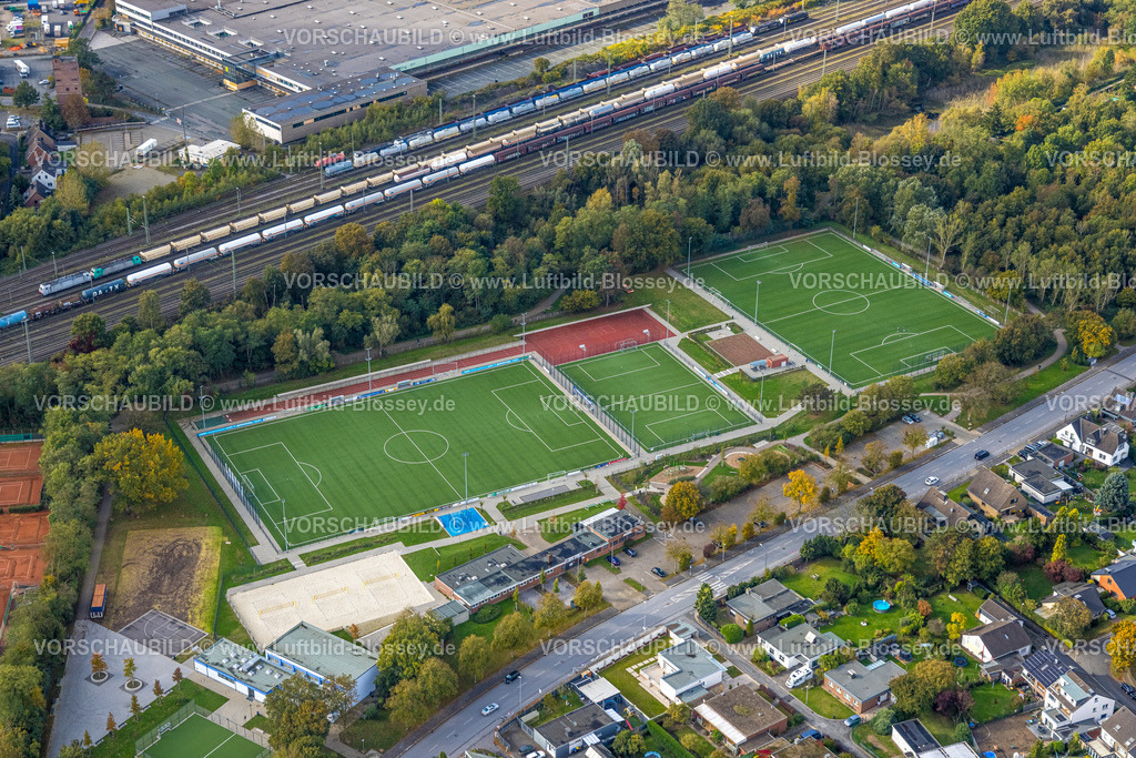 Moers241012612 | Luftbild, Sportplätze Fußballstadion TV Asberg 1897 e.V. , Rangierbahnhof Bahngleise mit Güterzügen, Moers-Asberg, Moers, Ruhrgebiet, Nordrhein-Westfalen, Deutschland