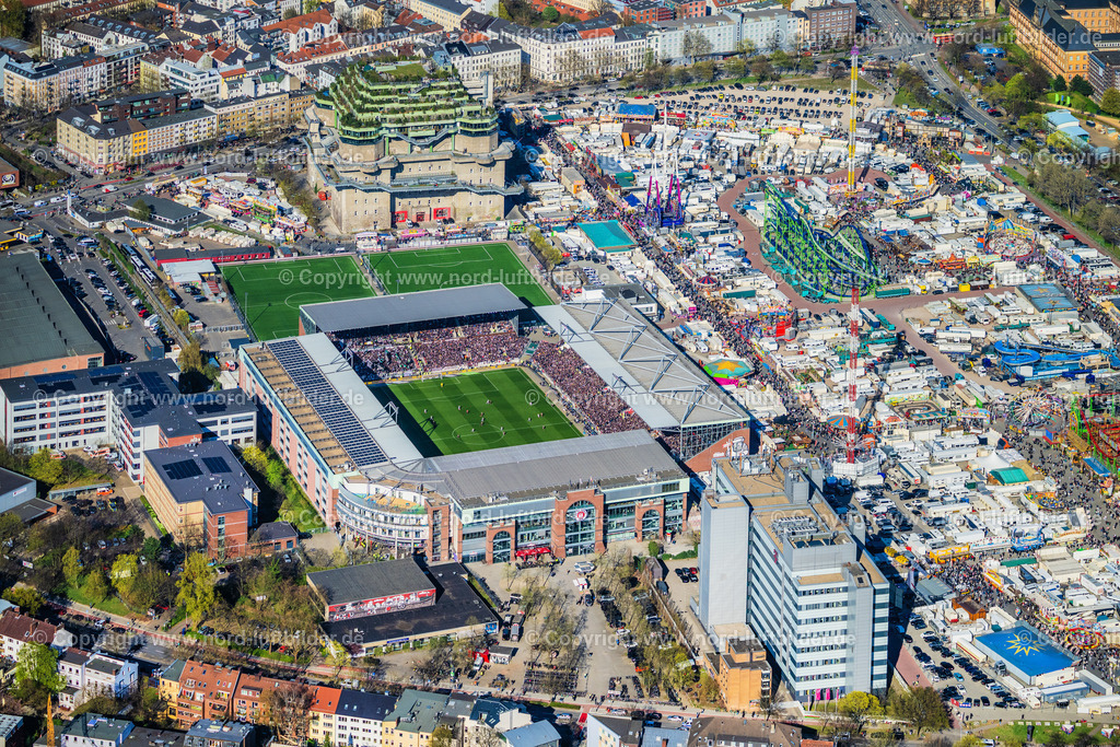 Hamburg_Millerntor_Stadion_St_Pauli_Gegen_Mönchengladbach_ELS_2942060525 | HAMBURG 06.04.2025 Sportstätten-Gelände der Arena des Stadion " Millerntor-Stadion " am Harald-Stender-Platz im Ortsteil Sankt Pauli in Hamburg, Deutschland. Weiterführende Informationen bei: Fußball-Club St. Pauli v. 1910 e.V.,  Professor Pfeifer und Partner Ingenieurbüro für Tragwerksplanung GmbH,  SHA Scheffler Helbich Architekten GmbH. // Sports facility grounds of the arena of the stadium "Millerntor- Stadion" in am Heiligengeistfeld in the St. Pauli district in Hamburg, Germany. Further information at: Fussball-Club St. Pauli v. 1910 e.V.,  Professor Pfeifer und Partner Ingenieurbuero fuer Tragwerksplanung GmbH,  SHA Scheffler Helbich Architekten GmbH. Foto: Martin Elsen