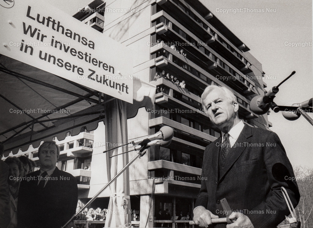 richard-von-weizsaecker-grundsteinlegung-lufthansa-schulungszentrum-seeheim-1989 | Sehheim-Jugenheim, Lufthansa-Schulungszentrum in Seeheim, 1989, Grundsteinlegung für den Erweiterungsbau und Umbenennung in  ,Klaus-Bonhoeffer-Haus“. Hintergrund:Dr. Klaus Bonhoeffer – Namensgeber für das GebäudeAnfang der 90er-Jahre wird das Gebäude erweitert und umbenannt in „Klaus-Bonhoeffer-Haus“.Bonhoeffer war von 1935 bis 1945 Syndikus und Leiter der Lufthansa Rechtsabteilung. Schon früh beschäftigte er sich mit sozialen Fragen. Er war beeinflusst von den Gedanken Max Webers und hatte eine enge Bindung zu seinem Bruder Dietrich, der im kirchlichen Widerstand gegen das Dritte Reich eine zentrale Rolle spielte.Bild: Thomas Neu
