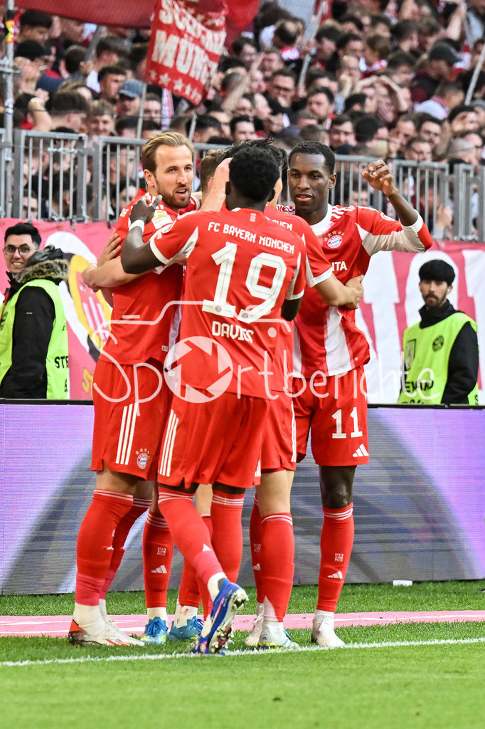 FC Bayern München - VfB Stuttgart | MUNICH, GERMANY - 19. APRIL: Bayern celebrates the goal to makes 4-1 / Tor / Torschuetze / Freude / Happy - Harry KANE (FC Bayern Munich 9) during the Bundesliga Match between FC Bayern Munich vs. VfB Stuttgart at Matchday 30 at Allianz Arena / DFL REGULATIONS PROHIBIT ANY USE OF PHOTOGRAPHS AS IMAGE SEQUENCES AND/OR QUASI-VIDEO