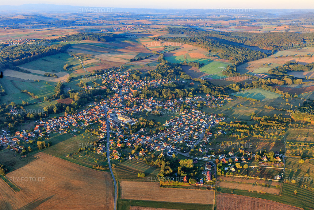 Luftbild: Dorfübersicht aus Nordosten in Gumbrechtshoffen im Bundesland Bas-Rhin in Frankreich. – Foto: IMG_111632.jpg vom 16.09.2018 durch Werner Riehm/FLY-FOTO.de – Auflösung des Originals: 5419 x 3613 px
