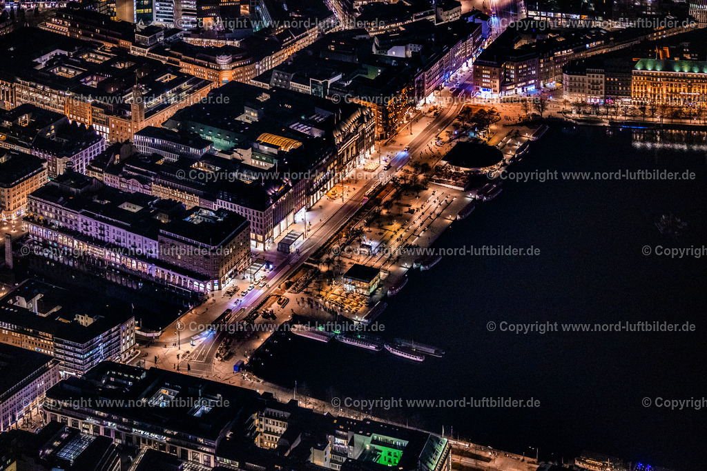 Hamburg_Alster_Jungfernstieg_Nachtaufnahme_ELS_7269060325 | HAMBURG 06.03.2025 Nacht- Lichter und Beleuchtung Uferbereiche und Jungfernstieg am Seegebiet der Binnenalster mit Blick auf die Lombardsbrücke und die Kennedybrücke in Hamburg, Deutschland. // Night lighting Riparian areas on Jungfernstieg in the lake area of Binnenalster overlooking the Lombardsbruecke and the Kennedybruecke in Hamburg, Germany. Foto: Martin Elsen