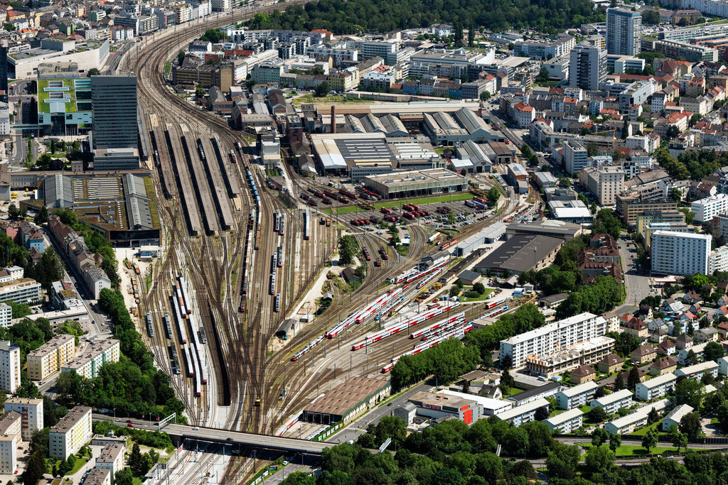 dr__0092099.jpg | LINZ 14.06.2022 Gleisverlauf und Gebäude des Hauptbahnhofes der Deutschen Bahn am Bahnhofplatz im Ortsteil Innenstadt in Linz in Oberösterreich, Österreich. Weiterführende Informationen bei: ÖBB-Immobilienmanagement GmbH,  ÖBB-Personenverkehr AG. 