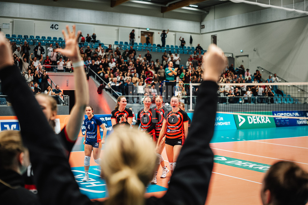 Volleyball | Frauen | Saison 2025/2026 | Volleyball Bundesliga | ETV Hamburger Volksbank Volleys vs. Dresdner SC | 15.11.2025 | ETV jubelt nach dem Satzgewinn, v.l. Sarah Stiriz (#4, ETV Hamburger Volksbank Volleys), Hannah Ammerman (#12, ETV Hamburger Volksbank Volleys), Svea Frobel (#11, ETV Hamburger Volksbank Volleys), Anna Hartig (#5, ETV Hamburger Volksbank Volleys), Zoe Konjer (#8, ETV Hamburger Volksbank Volleys) und Zoe Konjer (#8, ETV Hamburger Volksbank Volleys)