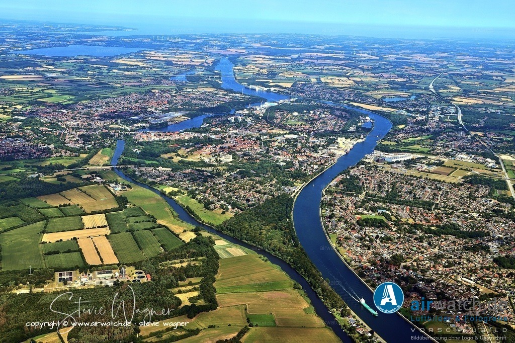 Luftbild Rendsburg - Reinholdsburg bezeichnete, was den Namen der Stadt Rendsburg prägte | 1200 vollendete Dänenkönig Knud den Wiederaufbau, und die Burg wurde ständig besetzt. Die erste schriftliche Erwähnung der Burg erfolgte 1204–1209 in der Chronica Slavorum des Lübecker Abts Arnold, der sie als Reinholdsburg bezeichnete, was den Namen der Stadt Rendsburg prägte.