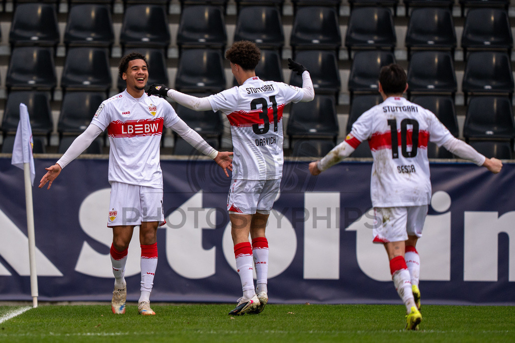 VfB Stuttgart II vs. TSG Hoffenheim II, Fussball, 3. Liga, 26. Spieltag, 15.03.2026 | Kenny Fressle (VfB Stuttgart II, #19), Noah Darvich (VfB Stuttgart II, #31) und Nicolas Sessa (VfB Stuttgart II, #10),VfB Stuttgart II vs. TSG Hoffenheim II, Fussball, 3. Liga, 26. Spieltag, 15.03.2026Foto: photosbyphips/Philip Ziegler