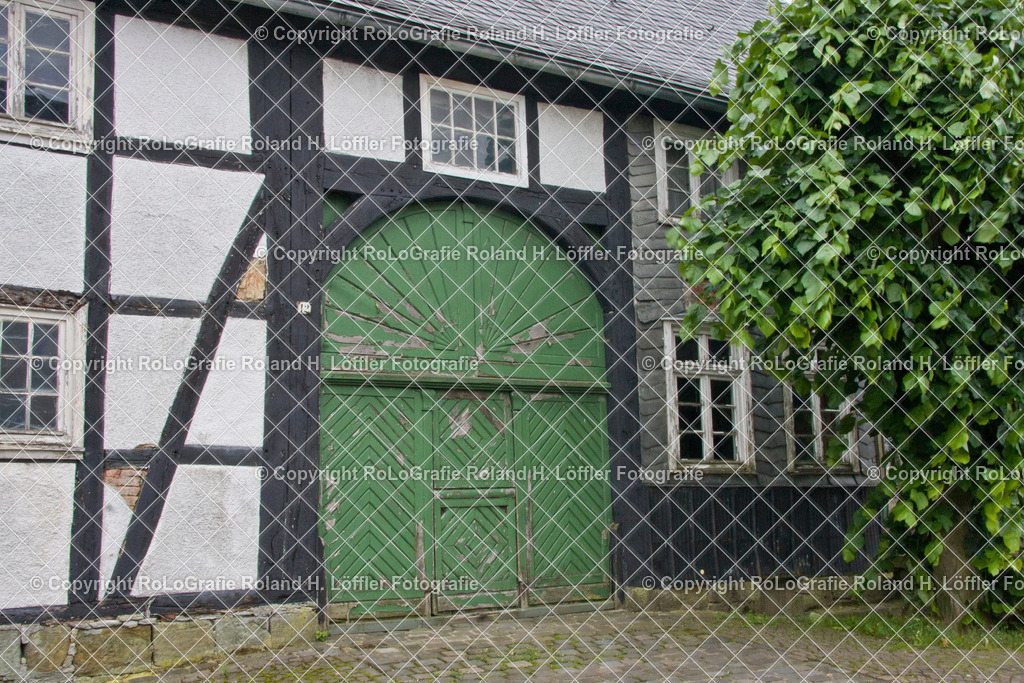 Altes-Haus-03-F | Scheunentor an altem Haus mit Sprossenfenstern - Realisiert mit Pictrs.com