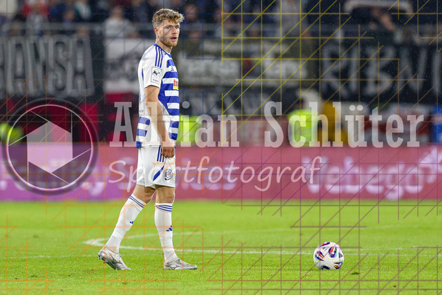 MSV Duisburg vs FC Hansa Rostock - 3. Liga | Duisburg, Deutschland, 03.10.25:   Steffen Meuer (MSV Duisburg) schaut in Aktion am Ball, Einzelaktion waehrend des Spiels der 3. Liga MSV Duisburg vs FC Hansa Rostock in der schauinsland-reisen-arena(Foto von Brauer-Fotoagentur / Adrian Schlueter)