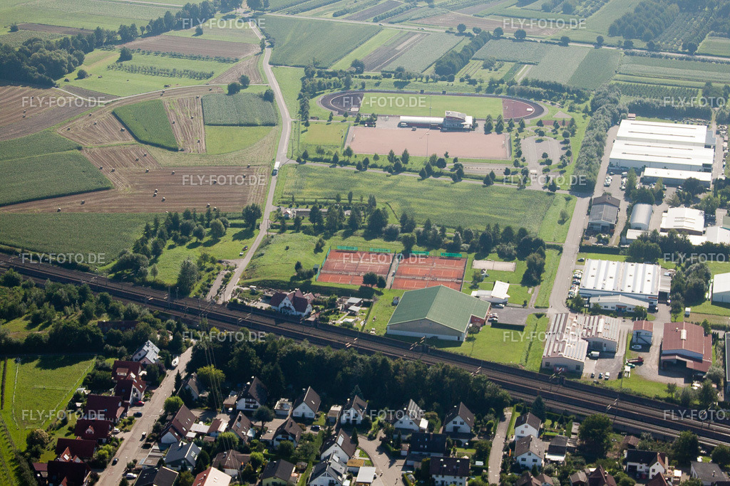 Ottersweier, BTM [Europe] Blechverb. GmbH, Tennisclub | Luftbild: Ottersweier, BTM [Europe] Blechverb. GmbH, Tennisclub im Ortsteil Hatzenweier in Ottersweier im Bundesland Baden-Württemberg in Deutschland. Foto: IMG_31776.jpg vom 20.08.2010 durch Werner Riehm/FLY-FOTO.de - Realisiert mit Pictrs.com