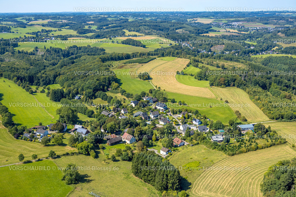 Kierspe250813392 | Luftbild, Wohngebiet Ortsansicht Ortsteil Beckinghausen, Wiesen und Felder mit Wald und Fernsicht,  Beckinghausen, Kierspe, Sauerland, Nordrhein-Westfalen, Deutschland