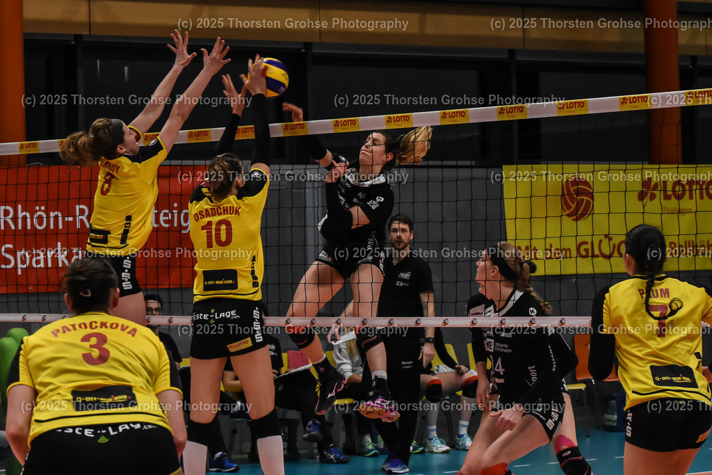 VBL VFB Suhl vs. SCHWARZ-WEISS Erfurt | (VFB Suhl) in Gelb, (Schwarz-Weiss Erfurt) in Schwarz; VBL VFB Suhl vs. SCHWARZ-WEISS Erfurt, Volleyball-Bundesliga Frauen am 17.02.2018 in der Multihalle in Meiningen, (Deutschland) - Realisiert mit Pictrs.com