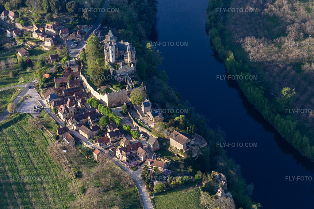Aerial view: Montfort in Vitrac in the state Dordogne, France. – Photo: IMG_113591.jpg taken on 04/16/2019 by Werner Riehm/FLY-FOTO.com – Resolution of the original: 5472 x 3648 px