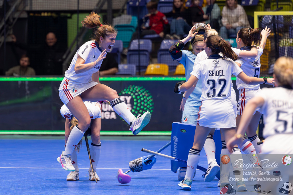 Volvo E.R.B. Final 4 Halbfinale Frauen: Mannheimer HC - Düsseldorfer HC, 25.01.2025 | Sonja Zimmermann (Mannheimer HC #11) springt vor Freude und jubelt über den Sieg, Mannheimer HC - Düsseldorfer HC, Frankfurt, Süwag Arena, 25.1.2025 - Realisiert mit Pictrs.com