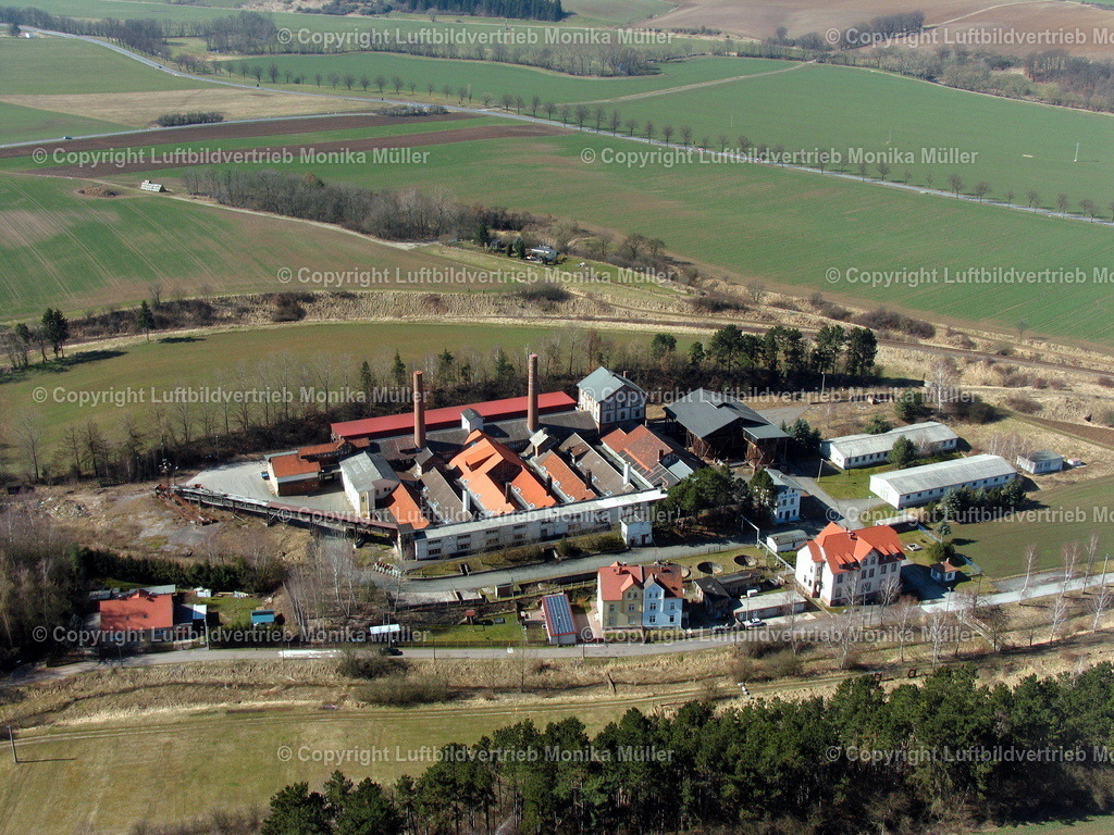 Stadtilm - Saline | Das Luftbild zeigt das Gelände der Saline in Stadtilm im Jahr 2008. Hier sind noch die Schornsteine und die alten Gebäude zu sehen. - Realisiert mit Pictrs.com