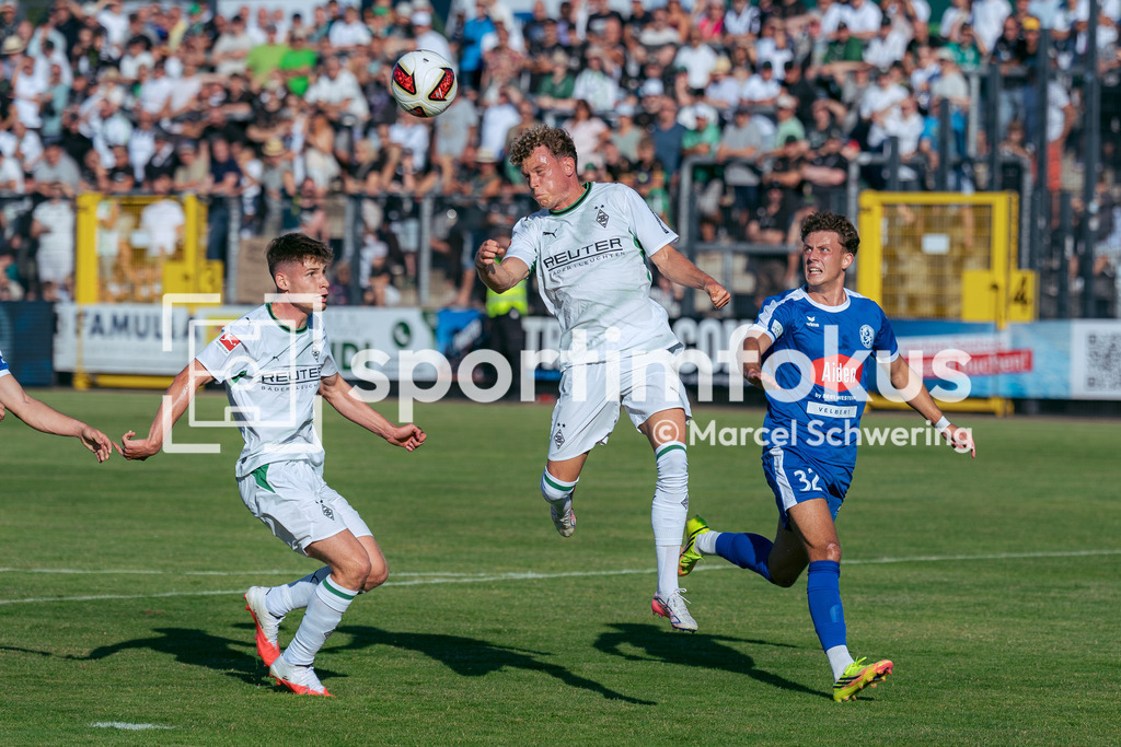 SSVg Velbert 02 – Borussia Mönchengladbach | Robin Hack (Borussia Mönchengladbach) trifft per Kopf zum 0:1. Testspiel zwischen der SSVg Velbert 02 und Borussia Mönchengladbach in Velbert, 12.08.2026. Endstand: 0:8. sportimfokus / Marcel Schwering - Realisiert mit Pictrs.com