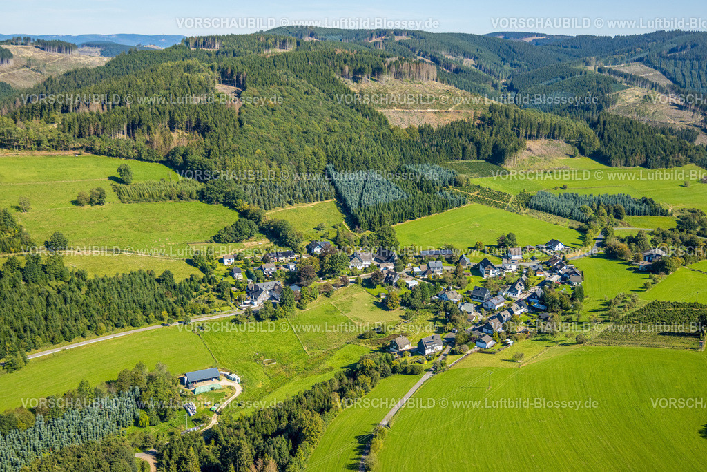 Kirchhundem230910364Oberhundem | Luftbild, Ortsansicht Ortsteil Schwartmecke, Waldgebiet mit Waldschäden, Schwartmecke, Kirchhundem, Sauerland, Nordrhein-Westfalen, Deutschland