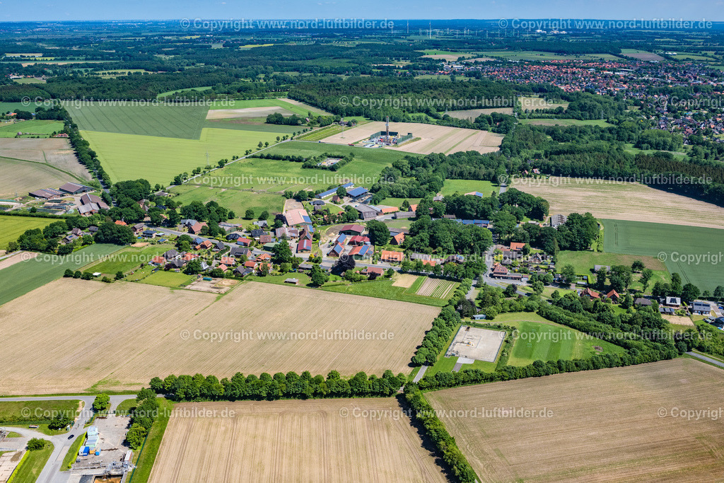 Ohrensen_ELS_7326030622 | BARGSTEDT 03.06.2022 Landwirtschaftliche Nutzflächen und Feldgrenzen umsäumen das Siedlungsgebiet des Dorfes in Ohrensen im Bundesland Niedersachsen, Deutschland. // Agricultural land and field boundaries surround the settlement area of the village in Ohrensen in the state Lower Saxony, Germany. Foto: Martin Elsen