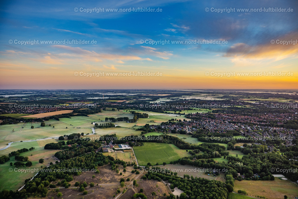 Stade_Schwingetal_im_Morgennebel_ELS_6280100822 | STADE 10.08.2022 Grasflächen- Strukturen einer Wiesen- und Feld Landschaft in der Auen- Niederung der Schwinge mit Reflexionen zu Sonnenaufgang in Stade im Bundesland Niedersachsen, Deutschland. // Grassland structures of a meadow and field landscape in the lowland of Schwinge in Stade in the state Lower Saxony, Germany. Foto: Martin Elsen