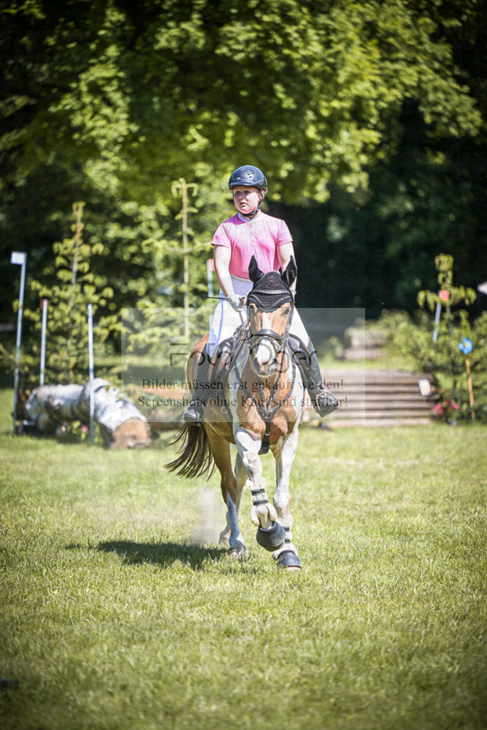 DOS_3340 | Entdecke hochwertige Reitturnierfotos von Foto Oger. Professionell, emotional und authentisch – jetzt Lieblingsmomente im Shop bestellen.Deutschlandweite Turnierfotografie. - Realisiert mit Pictrs.com