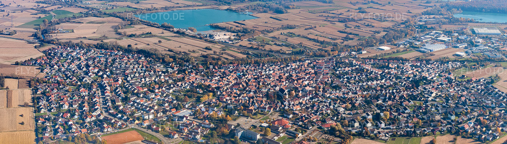 Luftbild: Panorama von Westen in Hagenbach im Bundesland Rheinland-Pfalz in Deutschland. Foto: IMG_35374-Bearbeitet.jpg vom 31.10.2010 durch Werner Riehm/FLY-FOTO.deAuflösung des Originals: 10444 x 2976 px