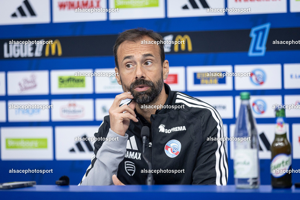 _B7A4897 | Hugo Oliveira, head coach of Racing Club de Strasbourg Alsace, speaks during a press conference at Stade de la Meinau in Strasbourg, France, on October 23, 2026, ahead of the Ligue 1 match against Stade Rennais FC. - Realisiert mit Pictrs.com