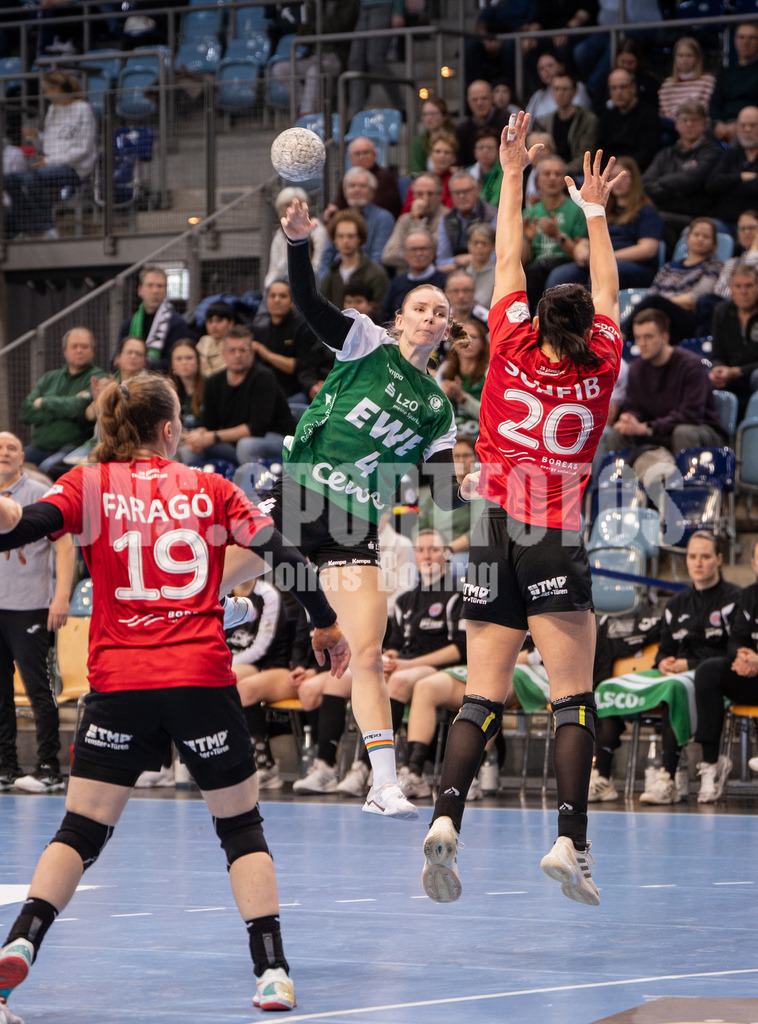Handball I Frauen I Saison 2025-2026 I 1. HBF I 17. Spieltag I VFL Oldenburg - Thüringer HC I 0559 | Luca Farago (19, Thüringer HC), Toni-Luisa Reinemann (4, VfL Oldenburg), Jana Scheib (20, Thüringer HC) - Realisiert mit Pictrs.com