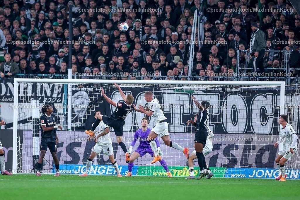 BMG05102501067 | 05.10.2025, Fußball, Borussia Mönchengladbach - SC Freiburg, 1. Fußball Bundesliga, Borussia-Park, Saison 2025 2026: Philipp Lienhart&nbsp;(SC Freiburg #03) im Zweikampf gegen  Nico Elvedi&nbsp;(Borussia Mönchengladbach #30) im Strafraum  DFB regulations prohibit any use of photographs as image sequences and or quasi-video.
