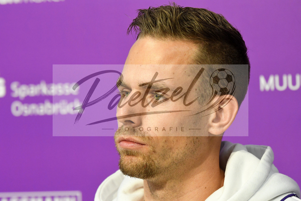 20200127_PKOSNA_0017 | Fußball, Herren: Maurice Trapp (VfL Osnabrück) schaut bei der Pressekonferenz des VfL Osnabrück am 27.01.2020 im Stadion an der Bremer Brücke in Osnabrück, Deutschland.(Foto von Nico Paetzel) - Realisiert mit Pictrs.com