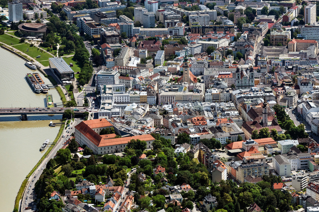 dr__0092118.jpg | LINZ 14.06.2022 Stadtzentrum im Innenstadtbereich am Ufer des Flußverlaufes der Donau in Linz in Oberösterreich, Österreich. 