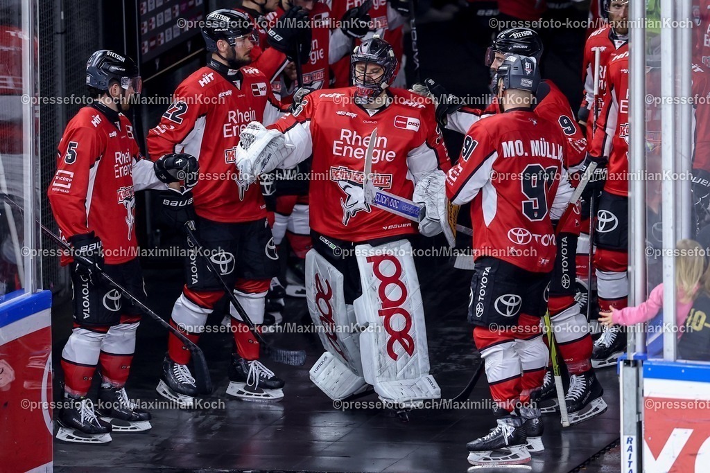 KEC14042502169 | 14.04.2025, Eishockey, DEL Play-offs, Kölner Haie - ERC Ingolstadt, Halbfinale Spiel 6, Lanxess-Arena Köln: Julius Hudacek (Kölner Haie #35) führt die Haie aufs Spielfeld 