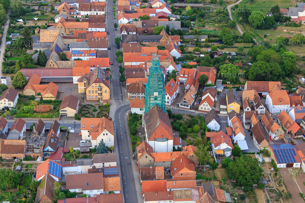 Luftbild: katholische Kirche eingerüstet von Leidner GmbH Gerüstbau, Landau in Ottersheim bei Landau im Bundesland Rheinland-Pfalz in Deutschland. Foto: IMG_083712.jpg vom 24.07.2015 durch Werner Riehm/FLY-FOTO.de