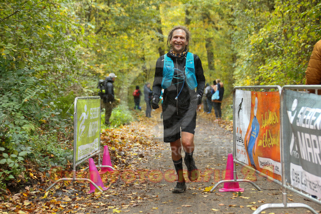 251026_1324_EX1_3358 | Sportfotografie im Rhein-Sieg Kreis, Köln, Bonn, NRW, Rheinland Pfalz, Hessen, etc. Unser Tätigkeitsfeld umfasst den Laufsport vom Volkslauf über den Marathon, Duathlon, Triathon bis zum Ultralauf wie Kölnpfad Ultra oder Schindertrail.